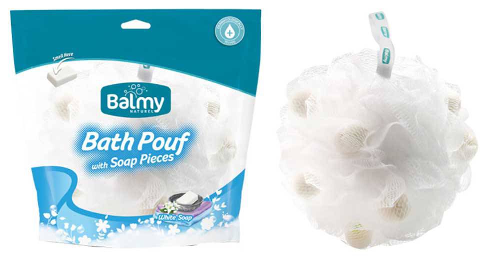 Badeschwamm mit weißen Seifenstücken