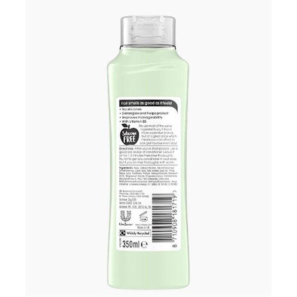 Alberto Balsam Juicy Green Apple Refreshing Conditioner bottle with green apple imagery for nourishing hair care.