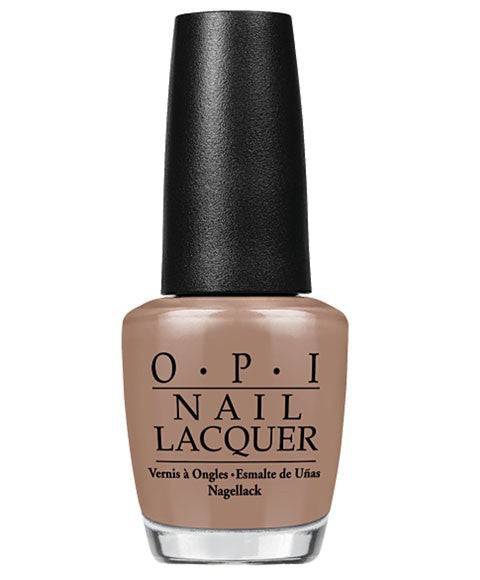 Vernis à ongles sur fond taupe